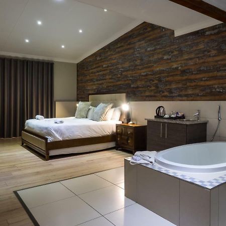 Hotel @ Secunda Bagian luar foto
