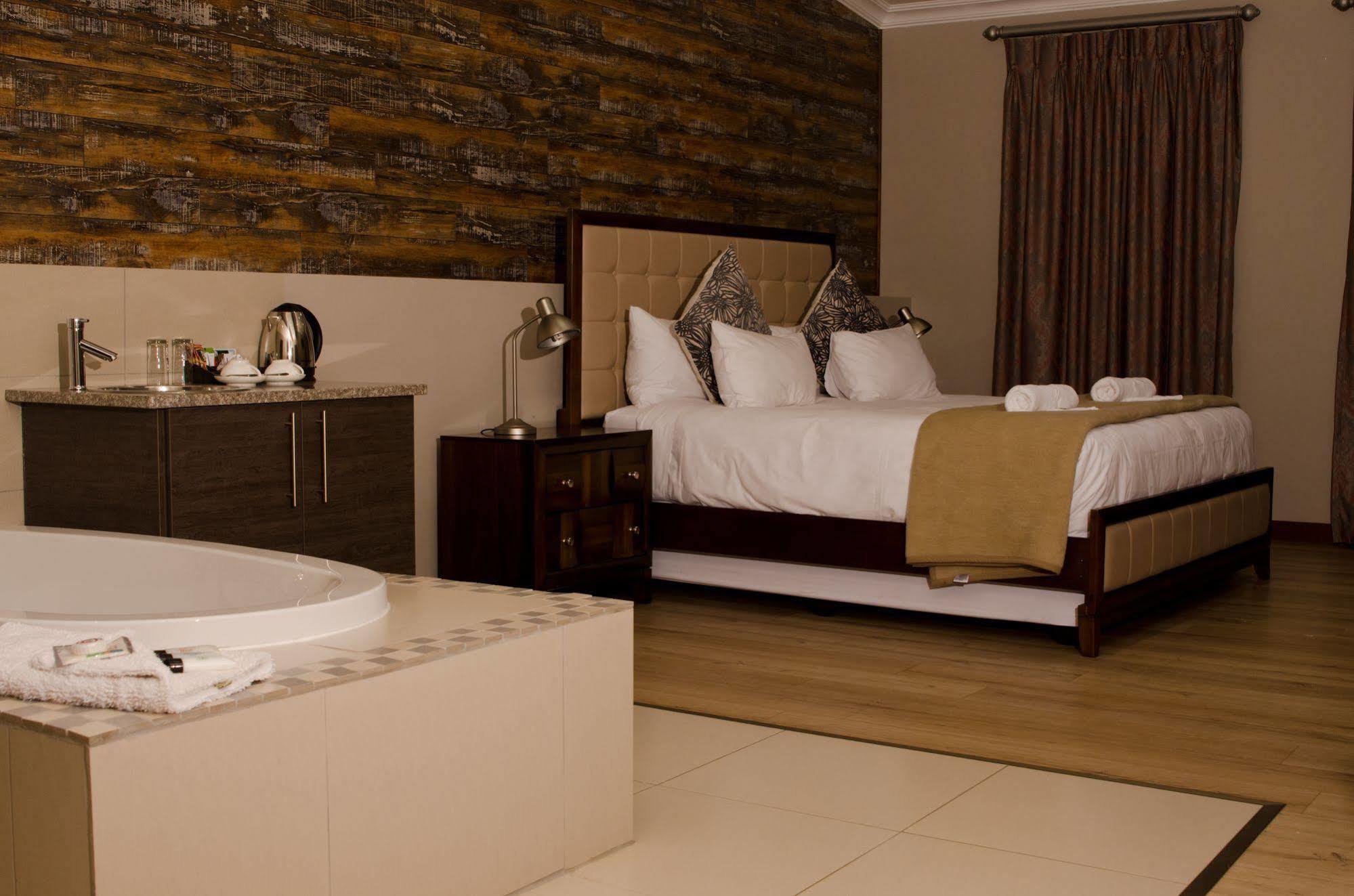 Hotel @ Secunda Bagian luar foto