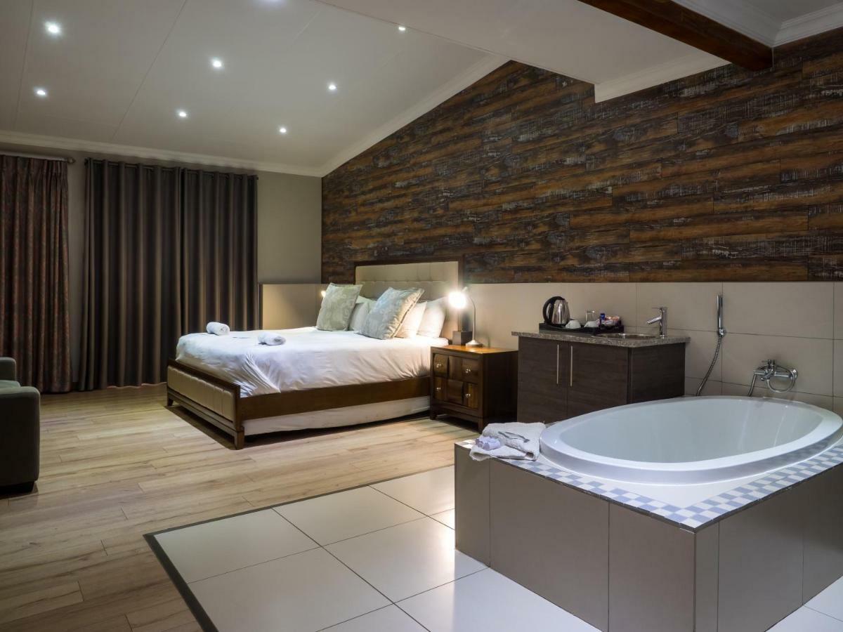 Hotel @ Secunda Bagian luar foto
