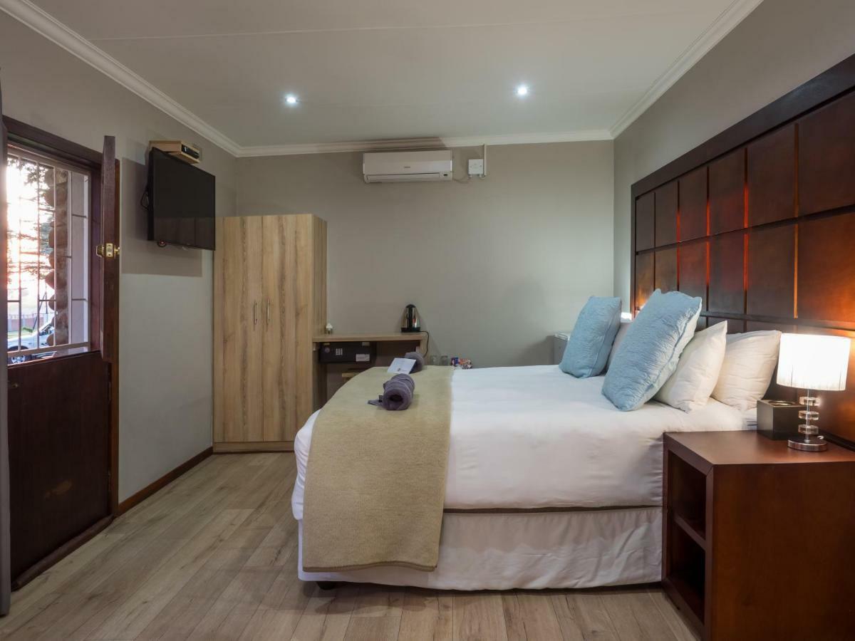 Hotel @ Secunda Bagian luar foto