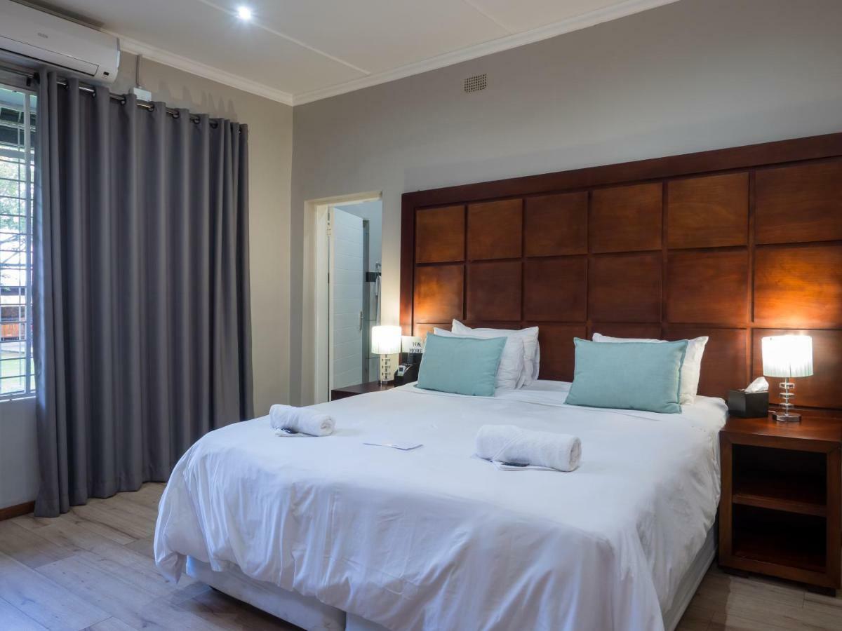 Hotel @ Secunda Bagian luar foto